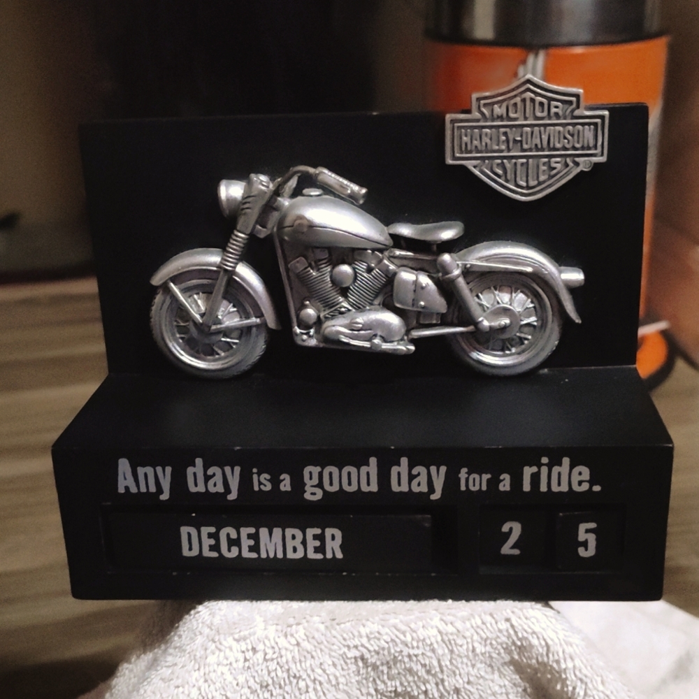 Harley-Davidson, Bundle. 12- month Calendar & Harley Waist Basket.